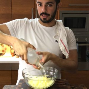 بطاط مبشور منقع بماي بارد عشان يطلع النشا . مخلوط بطحين وبهارات و على الزيت والز