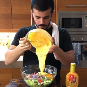 قصصت بصل اخضر وطماط مع خس و ملفوف وجزر عليهم ذرة حلوة وزيتون اسود مع جبن شيدر م