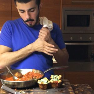 كور اللحم المحشيين جبن محموسين على زيت و فوقهم صلصة طماط محطوطين في بف بيستري عل