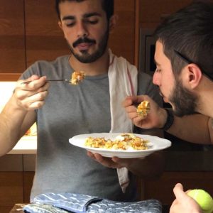 غسلت عيش مصري من نقعته و طبخته عشر دقايق مع ورق غار و هيل و مسمار و زبدة تالي ح