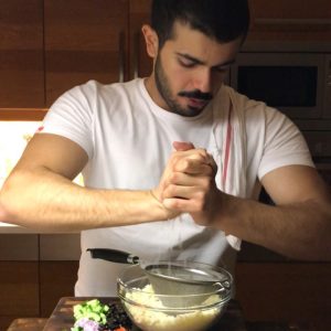 كوب كسكس منقع بكوب ماي حار عليهم نعناع وخيار وبصل وطماط وزيتون اسود مع عصرة ليمو