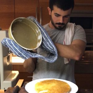 كنافة بصينية مدهونة سمن و بالفرن ربع ساعة من تحمرت طلعتها و حطيت عليها كنافة سوف