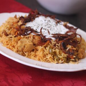 رز مع خلطه الدجاج والخضار بدبس الرمان