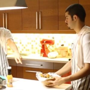 قصصت صدر دياية و خلطته مع روب يوناني و اعشاب ايطالية تالي كسّرت بطاط و كورن فليك