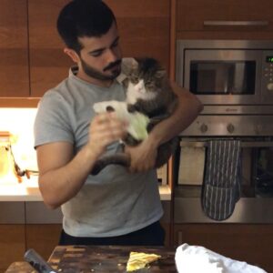 مزرولا و قشقوان و شيدر معاهم ثوم و فلفل اسود بين خبزتين على الشواية . لذيذين جدا