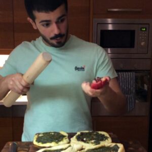 فطاير سبانخ مع جبنة الفيتا و رمان اخر شي . المدورين الذ من الطواليين مادري ليش