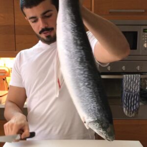 سالمون عليه بابريكا مطبوخ بالمقلا مع زيت و زبدة معاه بصل صغار و بروكلي . والصلصة
