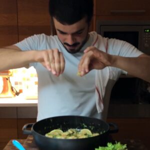ربيان مطبوخ على زبدة وزيت وراس ثوم كامل مفروم معاهم فلفل و كزبرة و ليمون لذيييي
