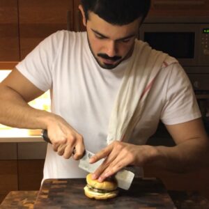 برقر مشوية عليها شيدر ابيض مع مايونيز مخلوط بدايجون ماسترد وفلفل اسود فوقهم مخلل