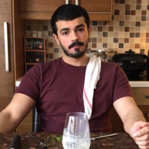 توست محمص ولبنة عليهم سالمون مدخن و بيضة سكرامبل و ثوم معمر . لذيذة ! وملح