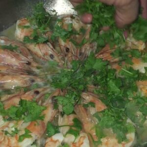 ربيان بالمقلا – نظفت الربيان و غسلته بخل و ماي .. خلطت معاه ليمون اخضر و ملح و ف