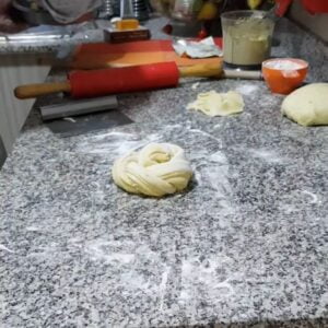 طريقة لف العجينه بشكل زهرة جورية