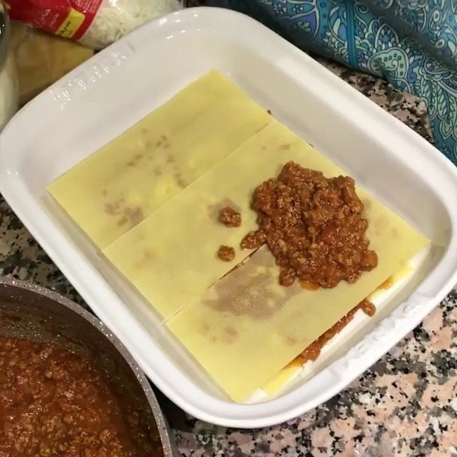 مساء الخير متابعيني .
لزانيا بطريقتي سعله جدا .
لحم مفروم نص كيلو
حمسته مع البص