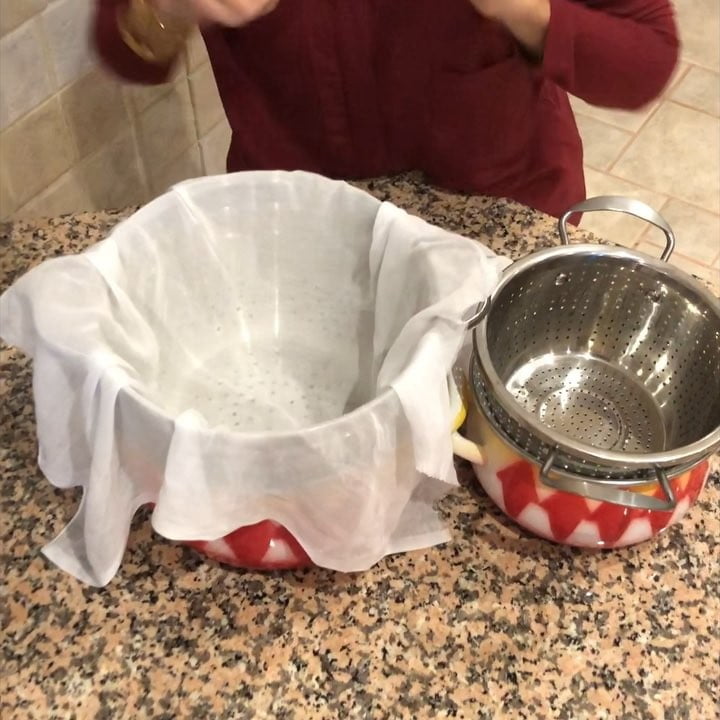 مثل ما وعدتكم طريقتي بعمل الجبن المنزلي اللذيذ شغل ايدكم
حطيت لتر حليب خلطت كام