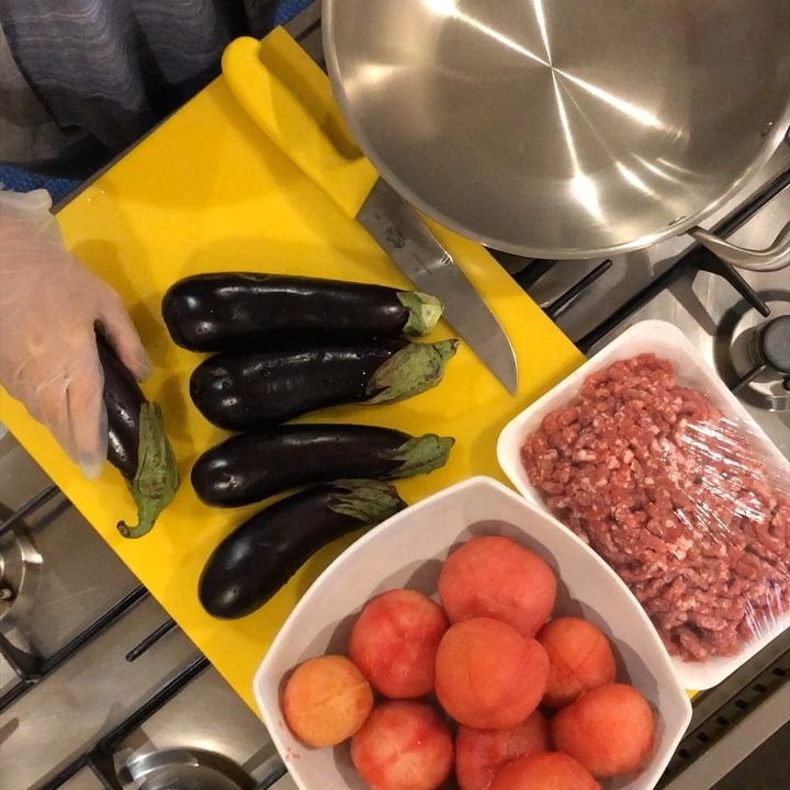 طبختي اليوم صحيه .
باذنجان محشي لحم مفروم مع صلصة الطماطم .
تقدرون تقلون الباذنج