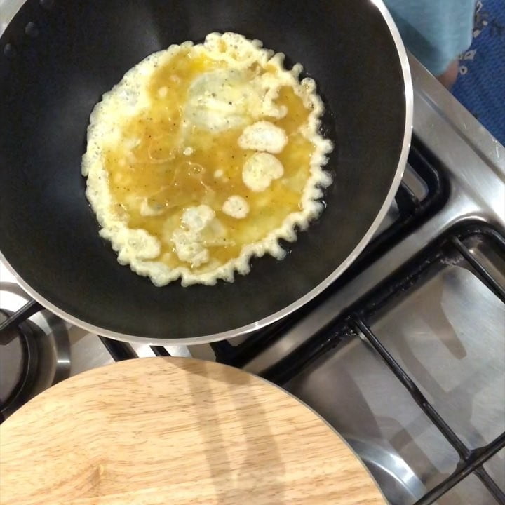 بلاليط مع البيض .
هل مره مو صحية لكنها لذيييييذة .
شوحتها. عقب حطيت الماي المفلي