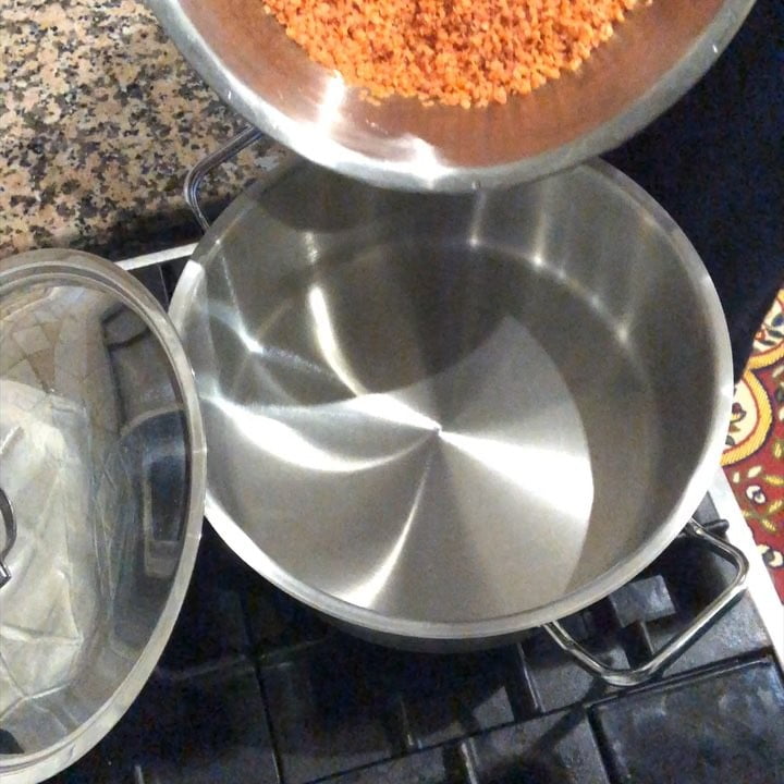 مساء الخير .
مرقة عدس عالطريقة الهندية والسيلانيه دمجنت .
سلقت العدس.تالي . وبحد
