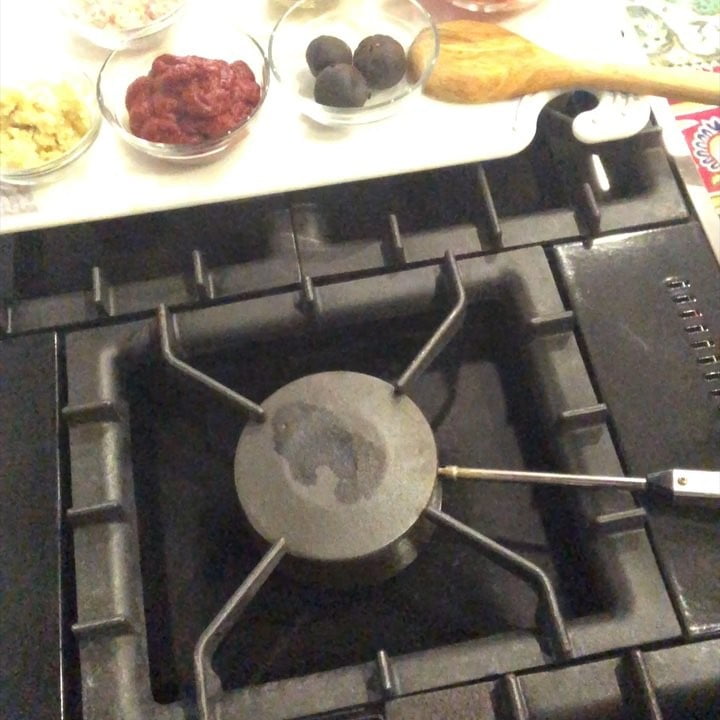 مساء الخير متابعيني .
مرقة روبيان خاثرة لذيذة.
اول شي
حمست بصلتين مكعبات كبيره