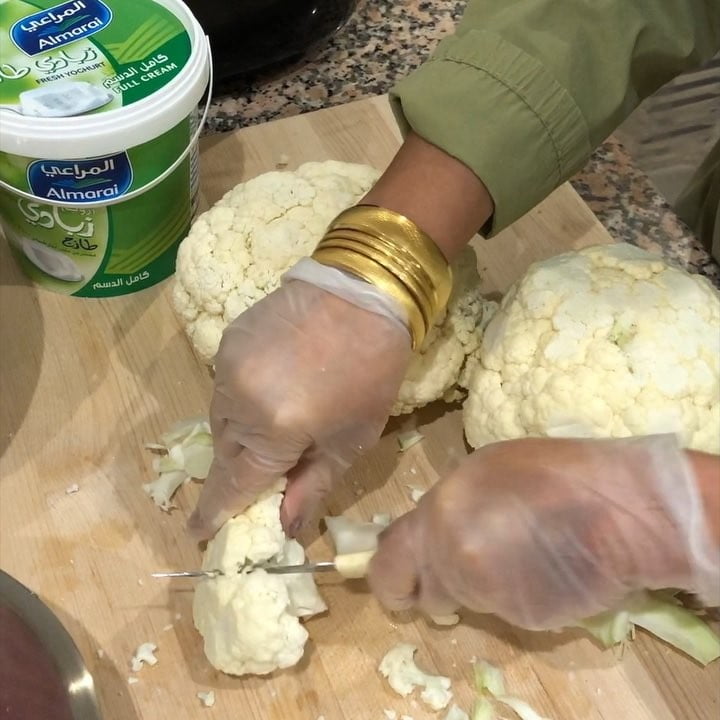 زهرة مع اللحم المفروم بصلصة اللبن .
طبق صحي قيم لذيذ
الزهرة قطعتها وبماي ملح وت