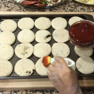بيتزا سريعة بالتوست الابيض والاسمر