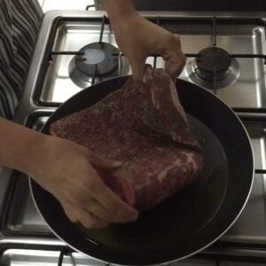 ملح و فلفل تالي بمقلا كبيرة فيها زيت زيتون بس تتشوّح من الصوبين عشر دقايق
