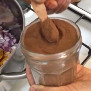 نحط بصل و فوقه لحم و فوقه بصل و فوقهم كركم و كاري و دارسين و بهارات مشكلة نخليهم