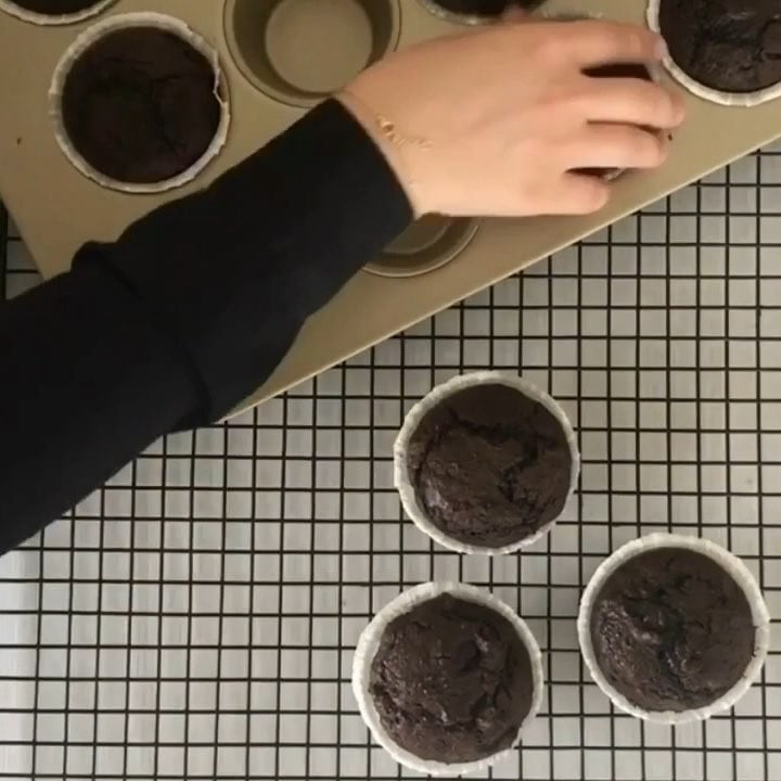 Chocolate Muffins .
وصفه مافن الشوكولاته:
.
٢٧٠ جرام (٢ كوب) طحين
٩٥ جرام (تقريب