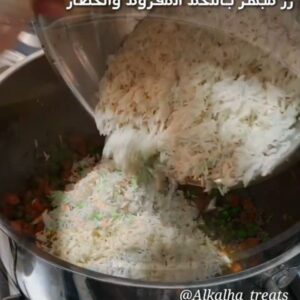 《رز مبهر باللحم المفروم والخضار》