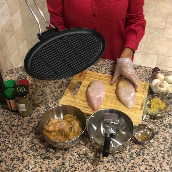 مساء الخير متابعيني
اليوم سويت صدور دجاج مشوي بشوايتي الجميلة
مع صلصة المشروم