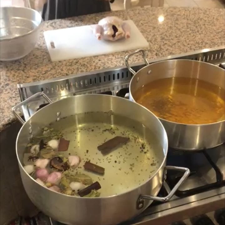 طبختي اليوم تعتبر مهجنة
مجبوس دجاج على مقلوبة دجاج .
الفيديو واضح
قطعت الدجاج