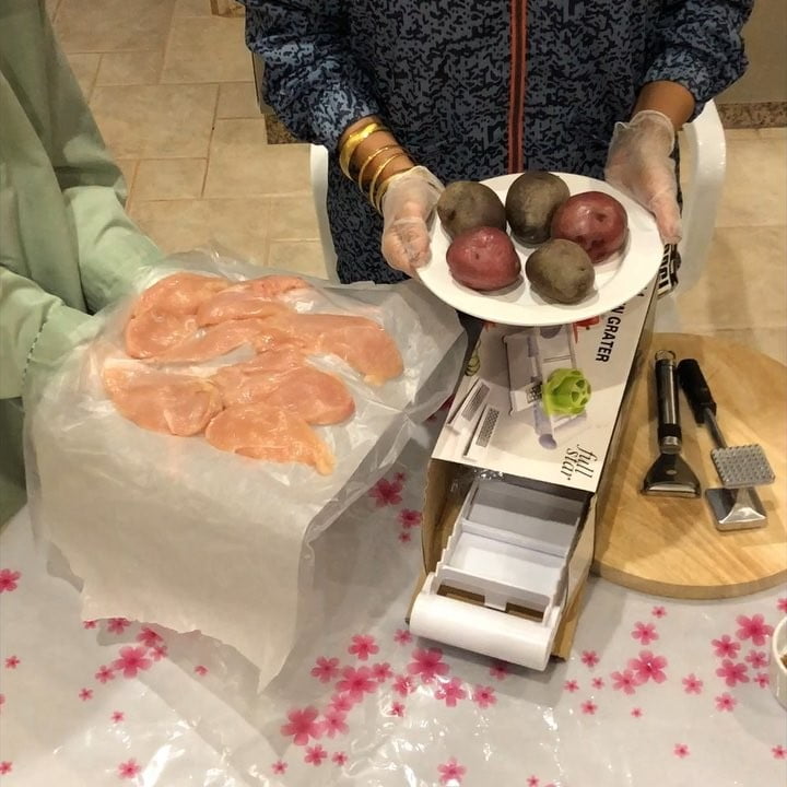 مساء الخير متابعيني .
اليوم سويت بطاط البنفسجي والاحمر بالمكينة بدون زيت .
طبعا