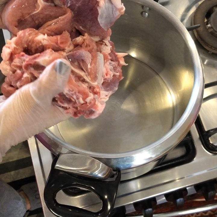 مساء الخير متابعيني .
مرقة لحم عربي مع القرع .
طريقتي سهله .
اول شي شوحت اللحم م