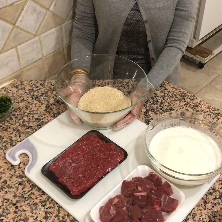 مساء الخير متابعيني .
اليوم سويتلكم طريقة العيش مع اللحم المفروم .
حمست بصله تال