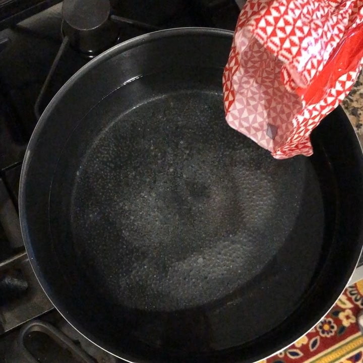 مساء الخير متابعيني .
هالطبخه انا اسميها المرقوفة الچذابة
سلقت المعكرونة .
الخض