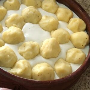 صينية بطاطا البيشاميل مع الدجاج والخضره