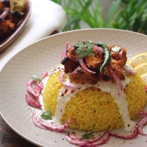 شيش طاووق مع رز بالكاري والزعفران