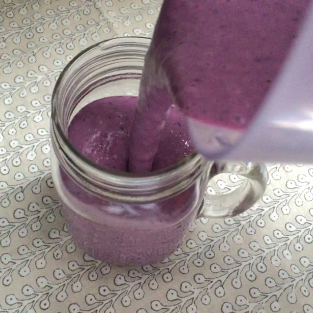berry yogurt smoothie
.
سموذي التوت والروب اليوناني .. ريوقي او عشاي كل يوم  سه