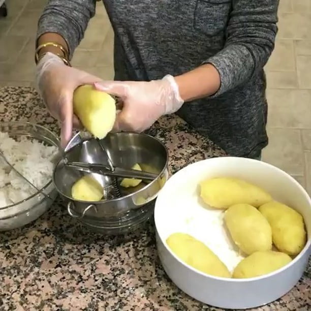 كبة يطاط مع العيش بطريقتي .
الفيديو واضح سلقت البطاط وسلقت الرز كمية البطاط شوي