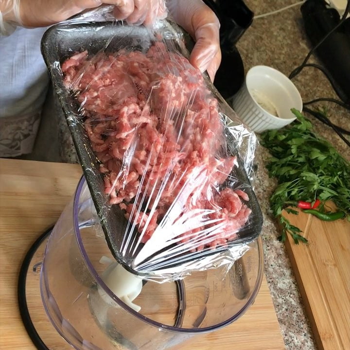 عرايس بطريقتي .
لحم مفروم تقريبا ربع كيلو  ما ينغسل .
حطيت نص بصله طماطم بقدونس
