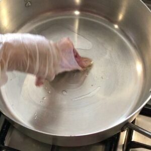 ملوخية ودجاج محمر مع رز بالشعرية