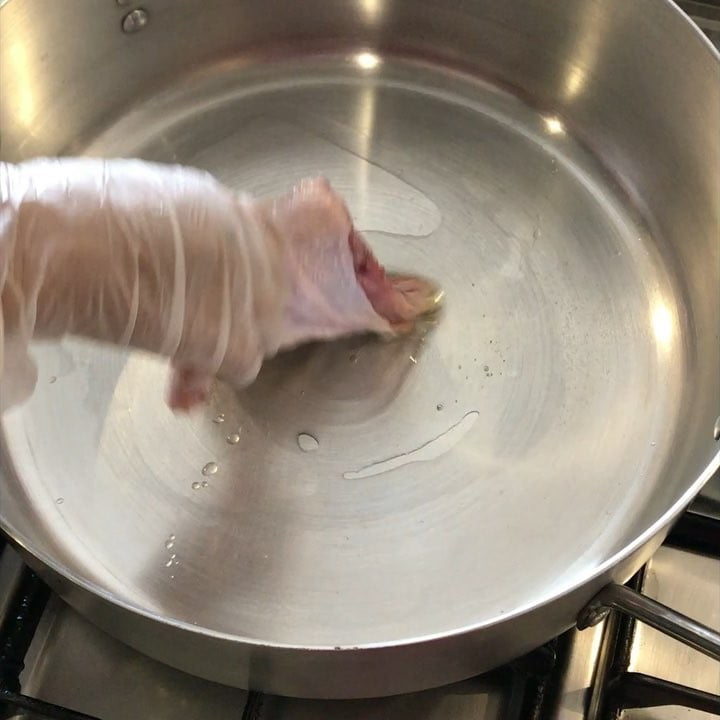 مساء الخير متابعيني
ملوخية ودجاج محمر مع رز بالشعرية .
الدجاج سلقته مع البهارات