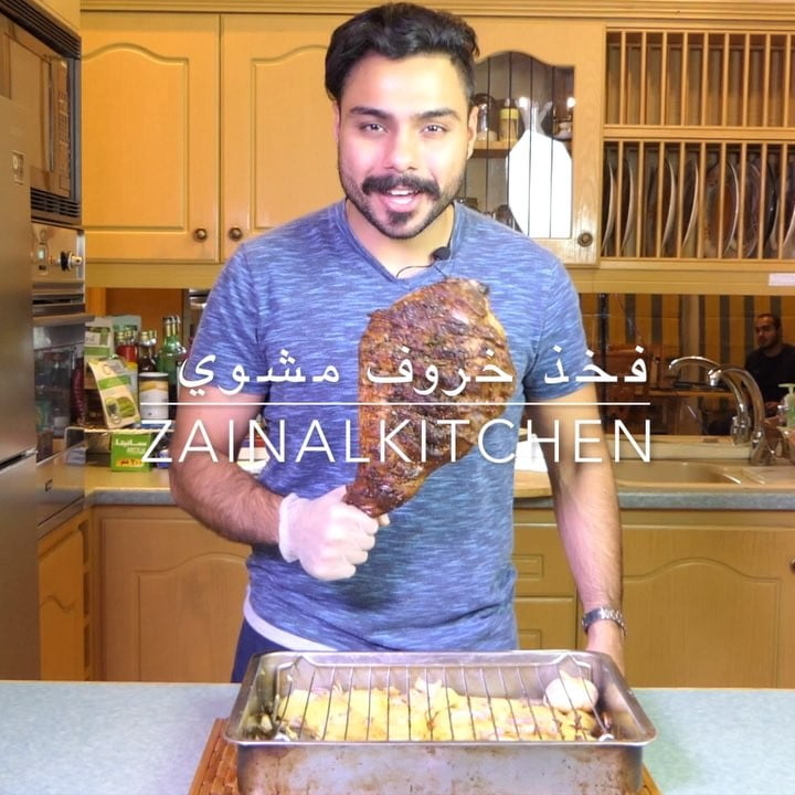 فخذ خروف مشوي في الفرن مع صلصه البصل اللذيذه  Roasted Lamb thigh With Onion Grav