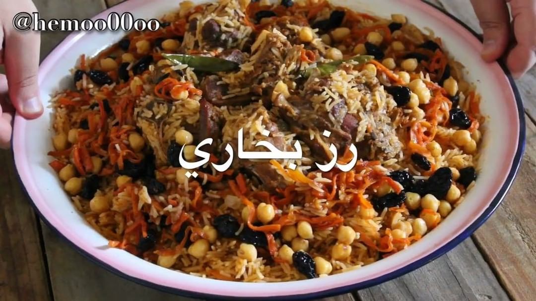 رز بخاري باللحم
الطريقة :
في قدر على النار نحط كمية من الزيت ونضيف الجزر تقريبا