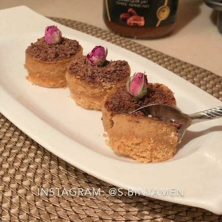 ..
-
"قبلت تحدي  من
و ابتكرت وصفة ميني تشيز كيك بالتمر ..
المقادير :
٢ بكيت ب