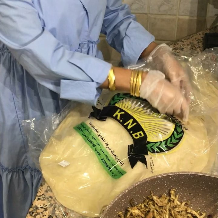 طريقتي بعمل المسخن بخبز الصاج .
طبعا هذا خبز صاج فرش .
الدجاج سلقته وسحبت منه ال