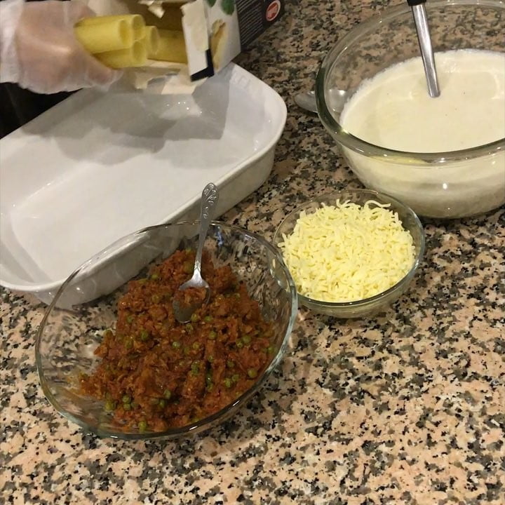 اليوم سويت الكانيلوني  حشيتهم لحم عجل مقطع صغير . مع البازاليا .
حمست اللحم مع ث