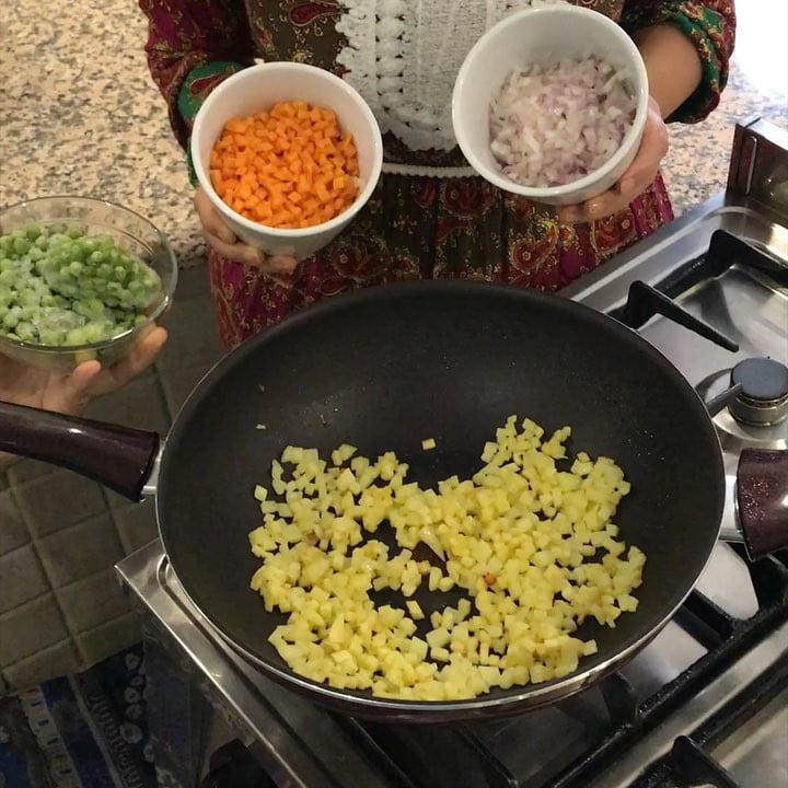 يسعدلي مساكم بالخير .
اليوم راح اسوي معاكم سمبوسة  بكذا حشوه
هذا الفيديو فقط طر