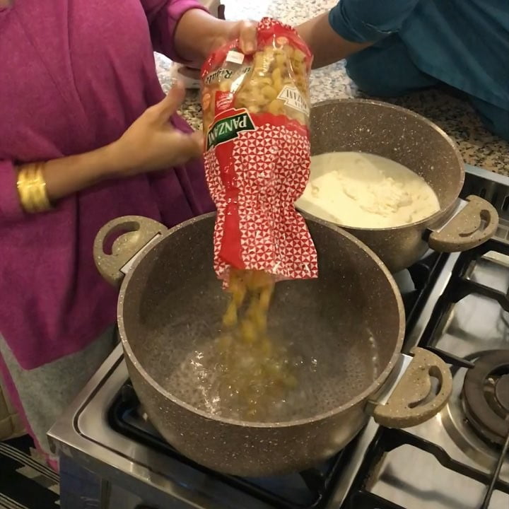 اليوم سويت معكرونة بالباشاميل .
خلطة اللحم بصل ثوم
تالي حمست اللحم والطماط والب