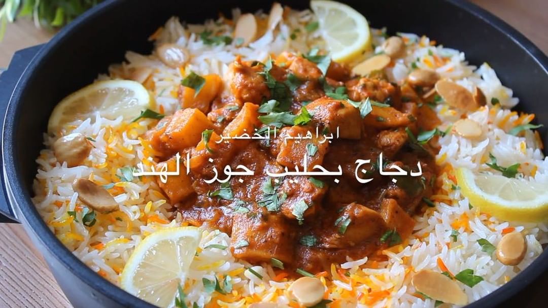 دجاج بحليب جوز الهند
الطريقة :
نحمس مكعبات الدجاج بشوي زيت لين يتحمر بعدين نشيل