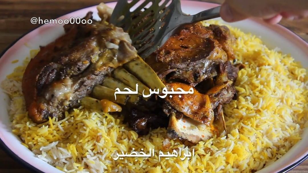 مجبوس لحم
الطريقة :
اول شي نسلق اللحم مع بصل وطماطم وبهارات صحيحة لين يستوي
٠